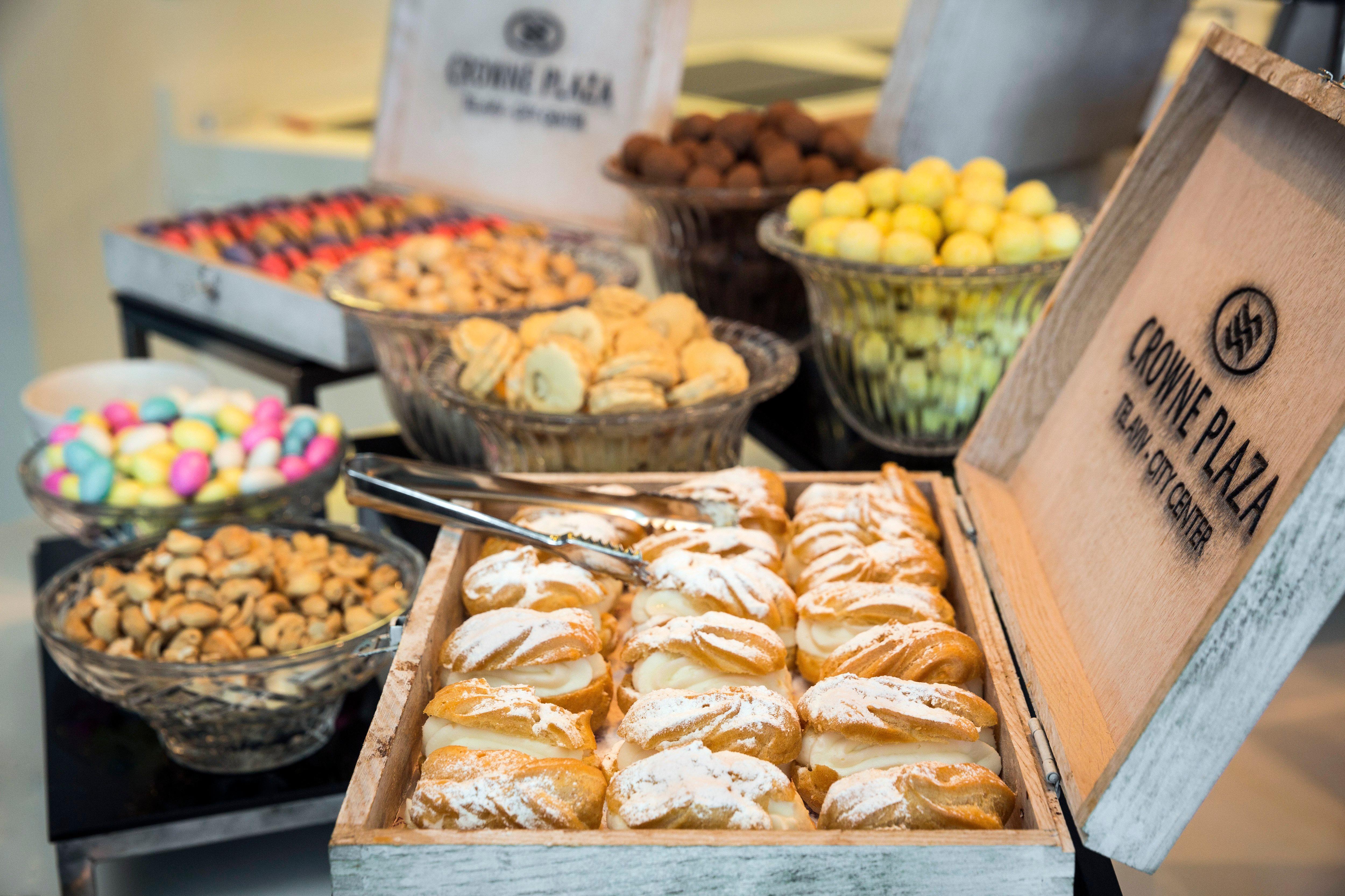 Crowne Plaza Tel Aviv City Center By Ihg Εξωτερικό φωτογραφία A selection of pastries at a buffet