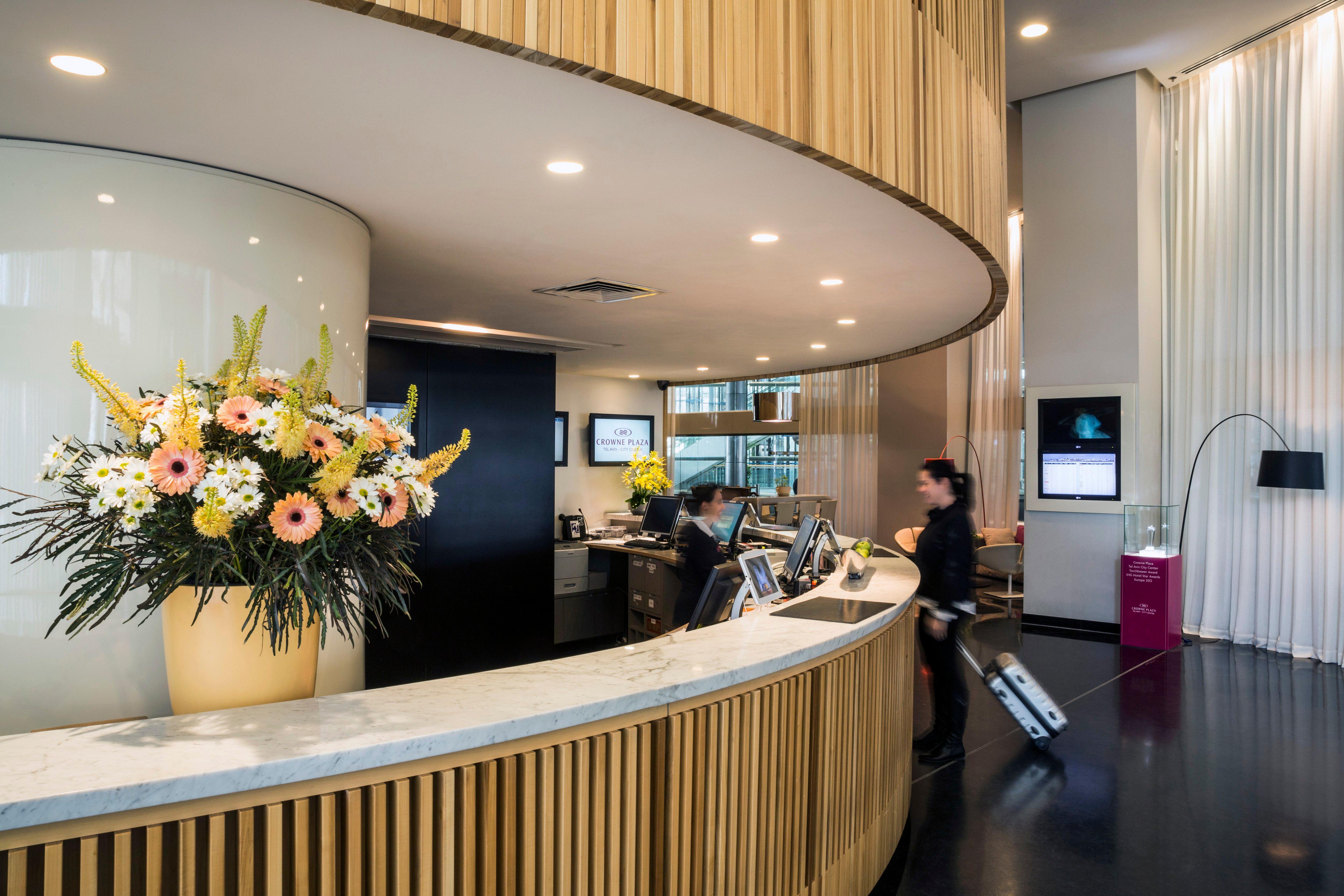 Crowne Plaza Tel Aviv City Center By Ihg Εξωτερικό φωτογραφία The reception area of the hotel