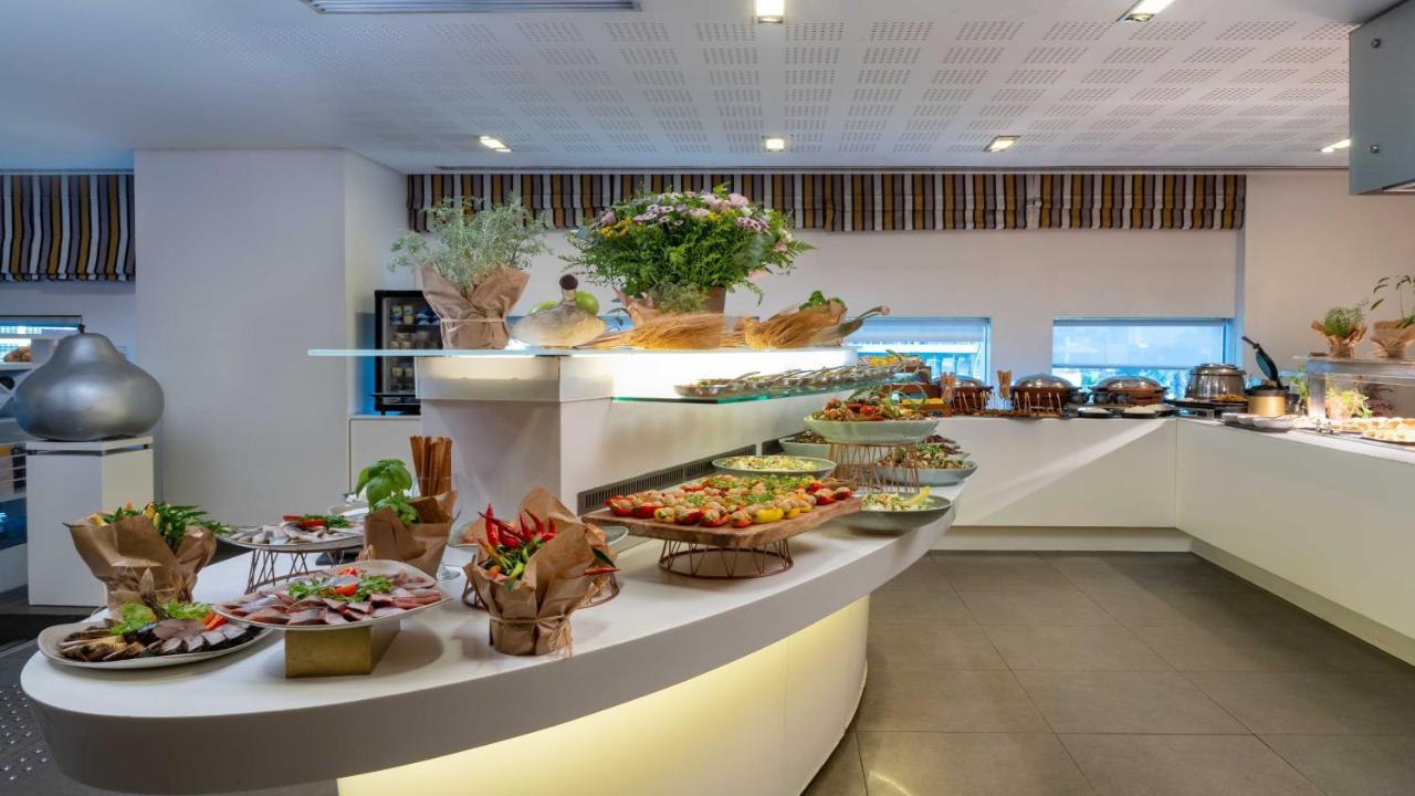 Crowne Plaza Tel Aviv City Center By Ihg Εξωτερικό φωτογραφία The buffet at the restaurant
