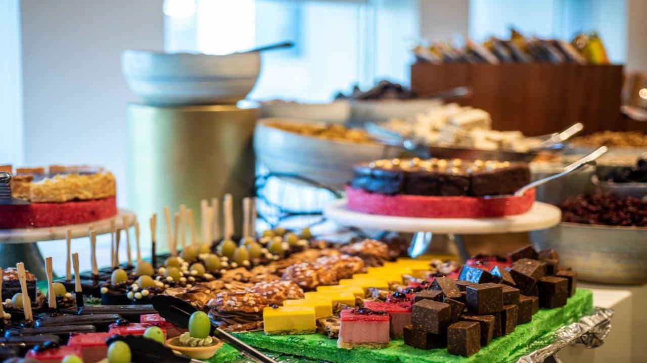 Crowne Plaza Tel Aviv City Center By Ihg Εξωτερικό φωτογραφία A dessert buffet