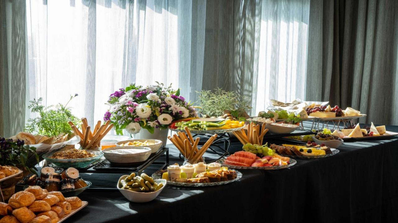 Crowne Plaza Tel Aviv City Center By Ihg Εξωτερικό φωτογραφία A buffet table