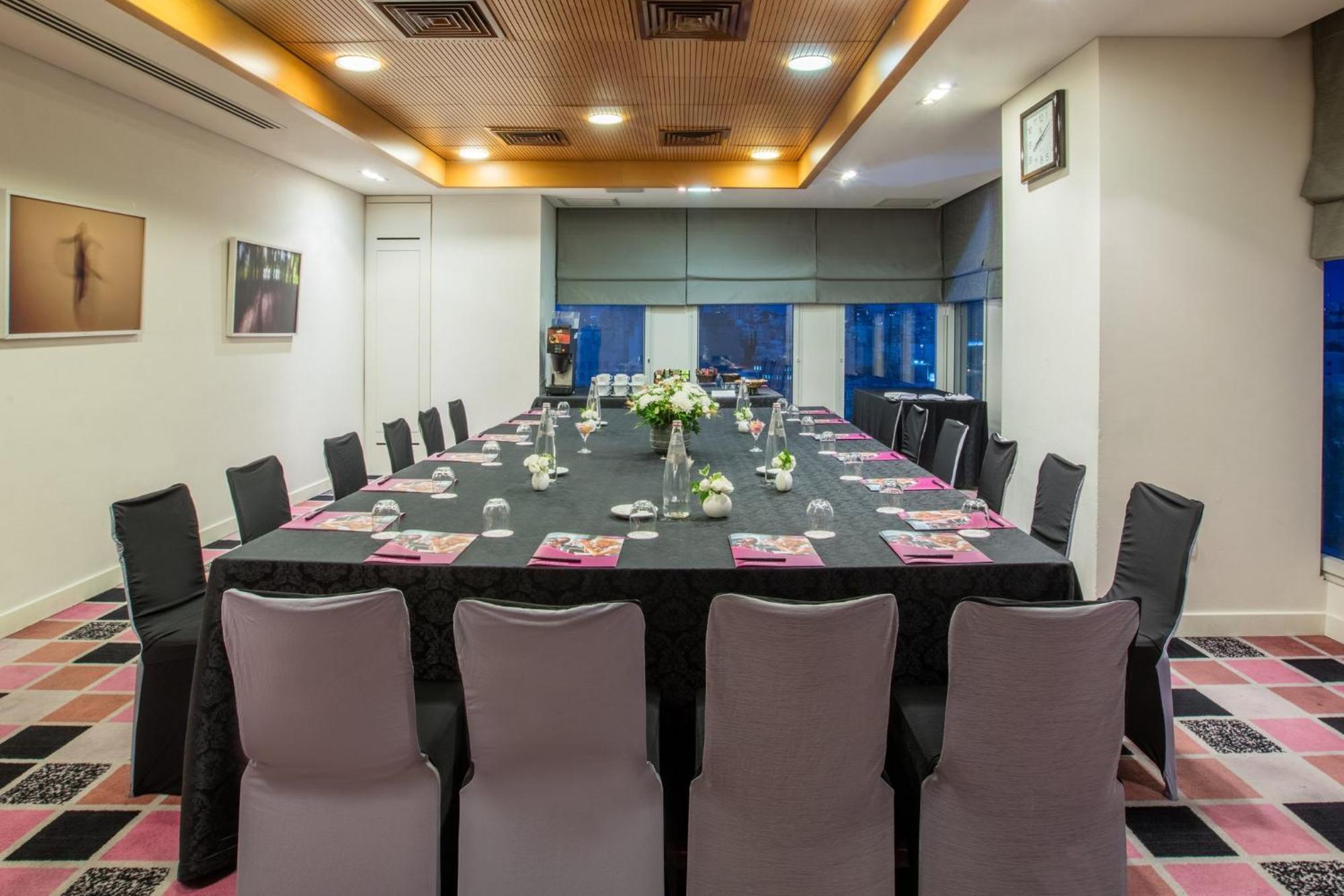 Crowne Plaza Tel Aviv City Center By Ihg Εξωτερικό φωτογραφία Meeting room at the hotel