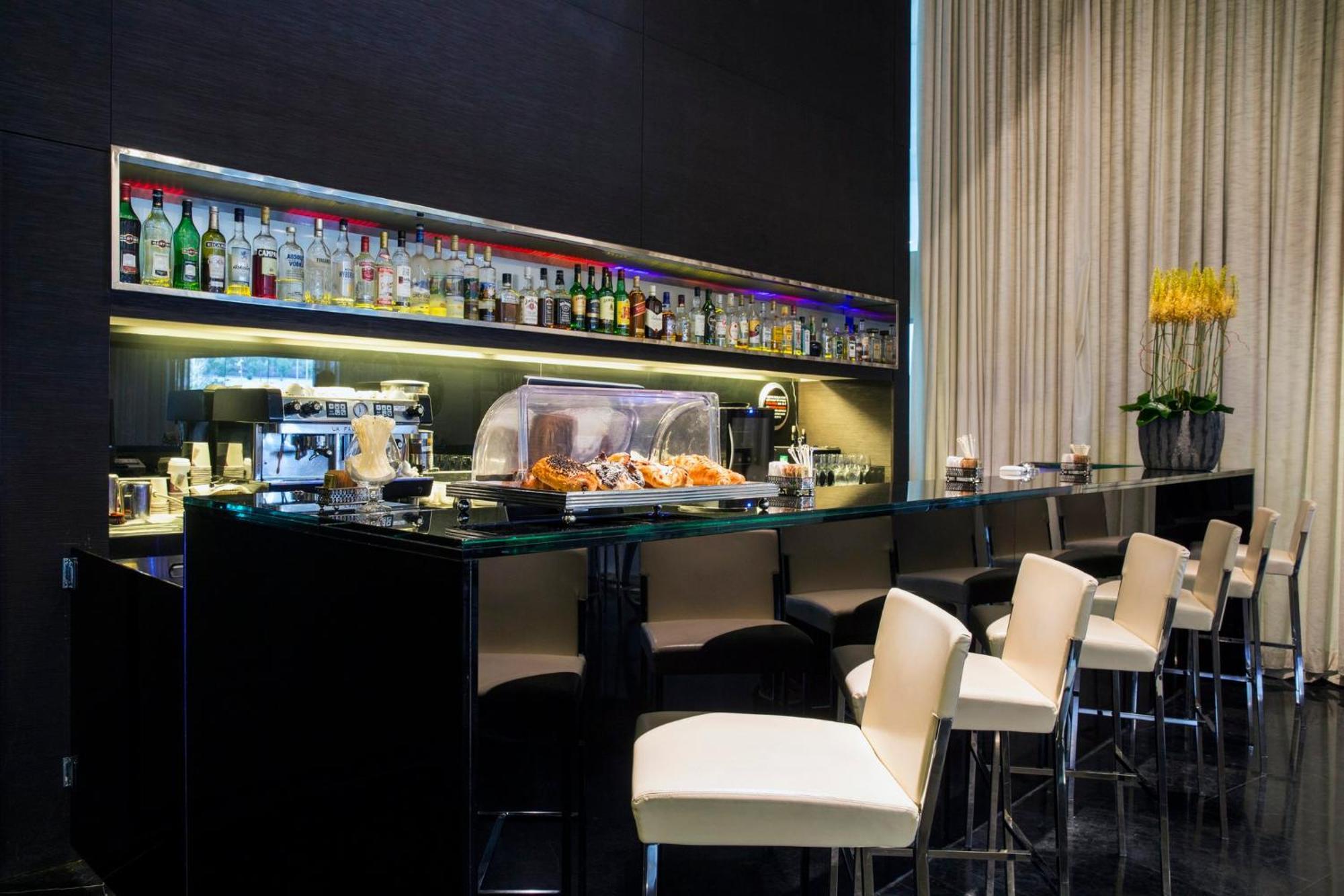 Crowne Plaza Tel Aviv City Center By Ihg Εξωτερικό φωτογραφία The bar at the 101 bar